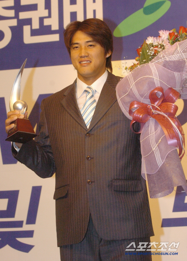 2004.11.08프로야구 MVP/신인왕시상최다안타 홍성흔 스포츠조선DB