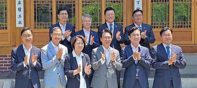 15일 서울 삼청동 국무총리 공관에서 광역단체장 당선인 간담회가 열려 참석자들이 기념촬영을 하고 있다. 허태정 당선인 제공