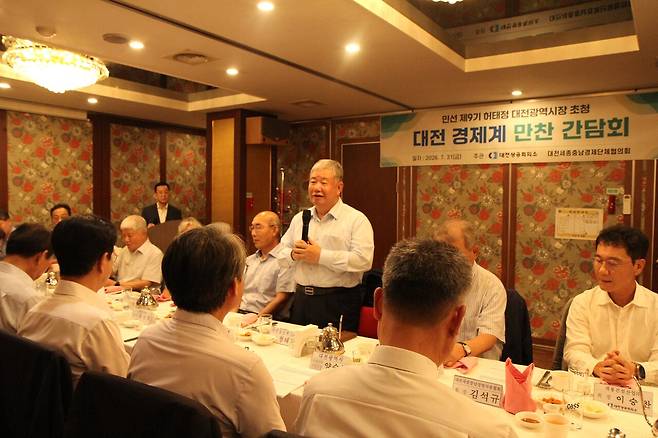 정태희 대전상공회의소 회장이 지난달 31일 열린 '대전 경제계 만찬 간담회'에서 발언하고 있다. 대전상의 제공