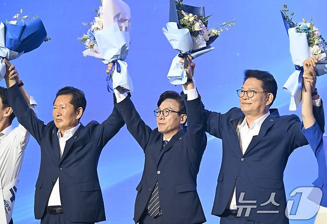 김민석 더불어민주당 신임 대표가 17일 대전 컨벤션센터에서 열린 제3회 더불어민주당 정기 전국당원대회에서 당 대표 당선이 확정되자 정청래, 송영길 후보와 꽃다발을 들고 인사를 하고 있다. 2026. 08. 17. 2026.8.17 ⓒ 뉴스1 황기선 기자